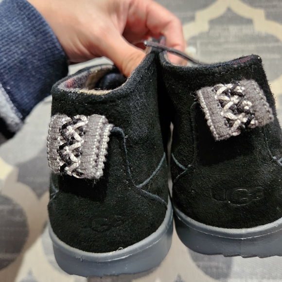 NEW UGG Black Suede Boots Chukka Kids Size 5 - Picture 5 of 6